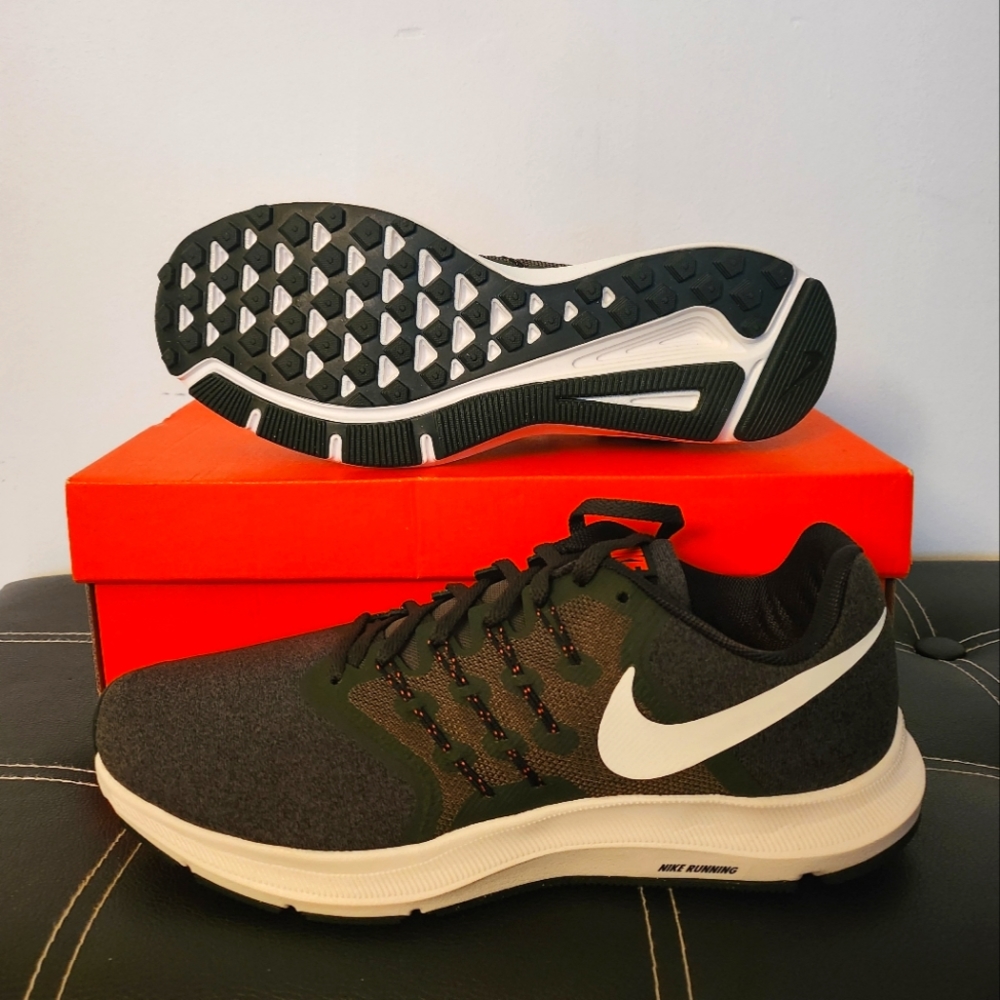 Nike Men's Black and White Running Shoes